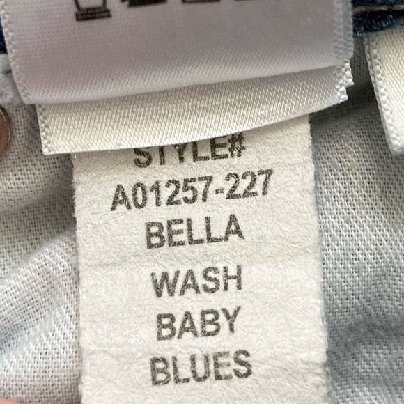 AMO | Luxury Denim Bella Cropped Straight-Leg Jean in Baby Blues | Size 25 - Picture 11 of 11